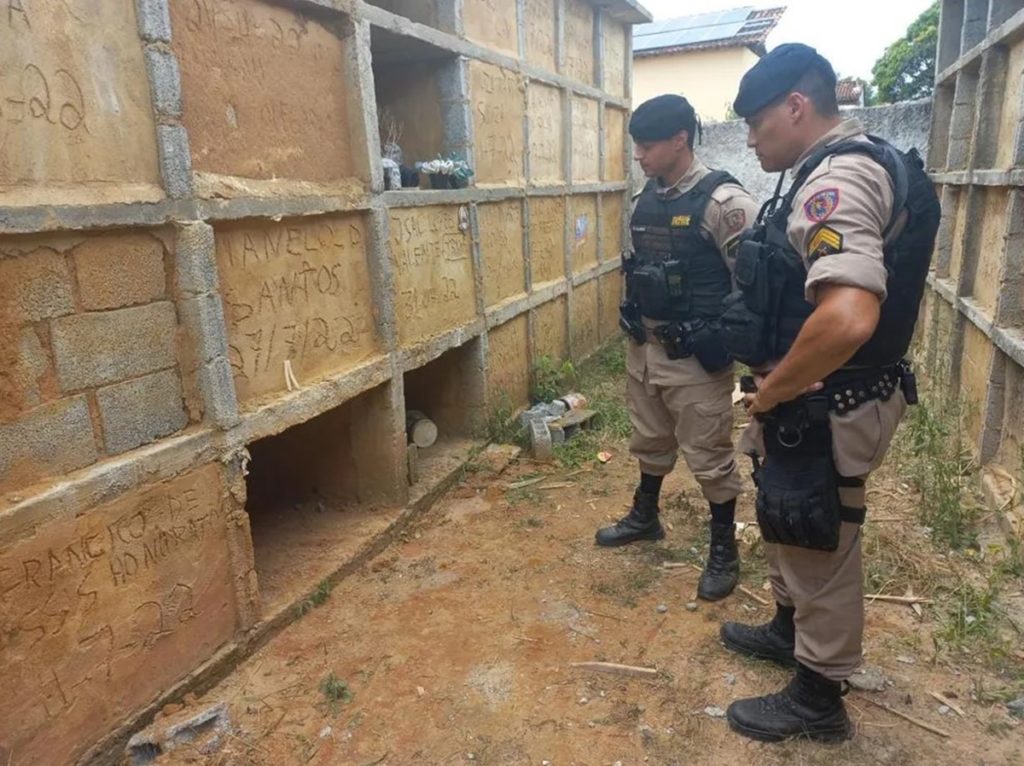 Mulher Retirada De T Mulo Ap S Passar Horas Enterrada Viva