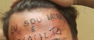 testa tatuada