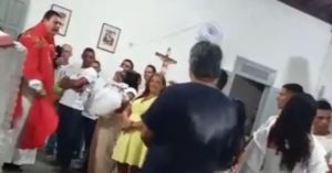 Padre expulsa padrinho batismo